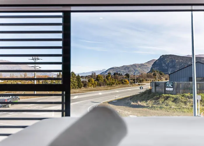 Modern Townhouse, Alpine Views, Close To